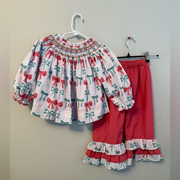 Busy Bees Other - Busy Bee Smocks Christmas Bow Smocked Top with Matching Pants